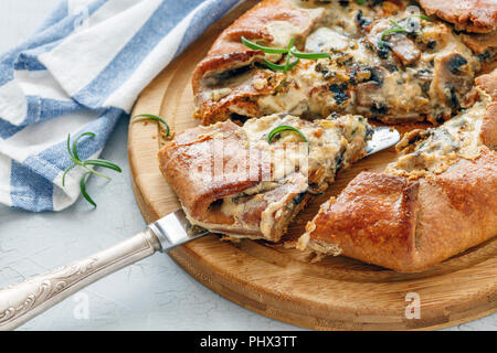 Galette con funghi e formaggio tagliato a pezzi. Foto Stock