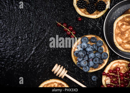 Pancake con frutta, vista ravvicinata.Copia dello spazio. Foto Stock