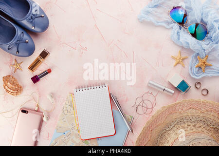 Accessori di viaggiatori su sfondo rosa Foto Stock