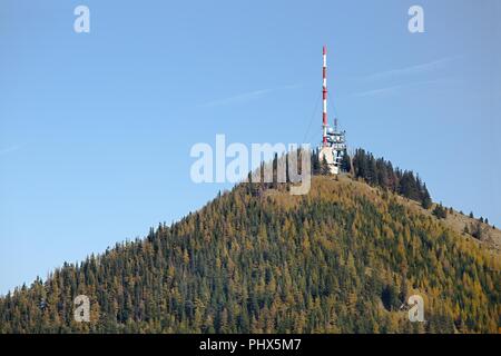 Torri di trasmettitore su una collina Foto Stock