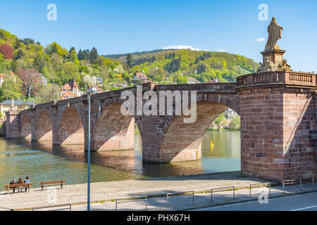 Il Vecchio Ponte sul fiume Neckar in Heidelberg Germania. Foto Stock