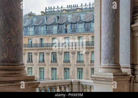 Vista dal balcone del Teatro dell'Opera di Parigi alla ricerca di fronte ad un tipico appartamento di Parigi il blocco. Foto Stock