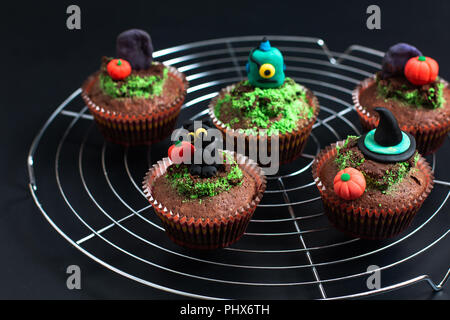 Halloween Holiday cibo colorato brownie fantasia tortina con fondente decorare Foto Stock