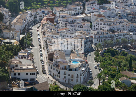 Vista superiore bianche case ed edifici Frigiliana Costa del Sol Andalucía Spagna Foto Stock