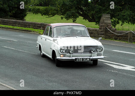 Grigio Vauxhall Victor Deluxe a Hoghton Tower classico annuale vintage auto da rally, REGNO UNITO Foto Stock