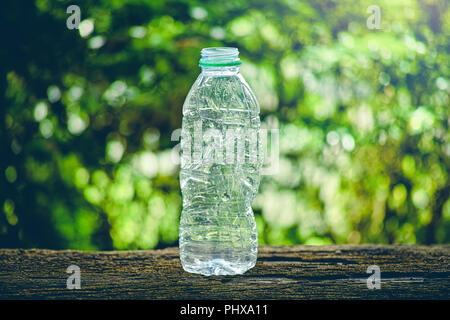 Bottiglie di plastica usate schiacciato e accartocciata contro su sfondo  blu. Concetto di riciclaggio Foto stock - Alamy