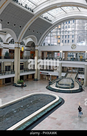 Interno della principale area comune di Tower City Center in downtown Cleveland, Ohio, USA. Foto Stock