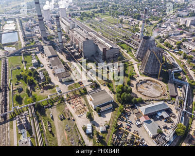 Antenna vista superiore della zona industriale. calore stazione elettrica con le nubi di vapore proveniente da torri di raffreddamento Foto Stock