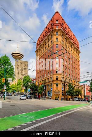 Agosto 03, 2018 - Vancouver, Canada: storico stile Secondo Impero Dominion edificio di Gastown con il Vancouver Lookout in background Foto Stock