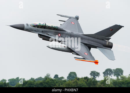 Un General Dynamics F-16BM Fighting Falcon di aerei da caccia della Royal Air Force danese presso il Royal International Air Tattoo 2018. Foto Stock