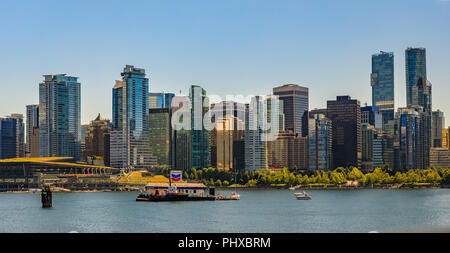 Vancouver, Canada - Agosto 03, 2018: skyline del centro e la moderna architettura di Burrard atterraggio, del carbone e del porto di Vancouver Convention Center di St Foto Stock