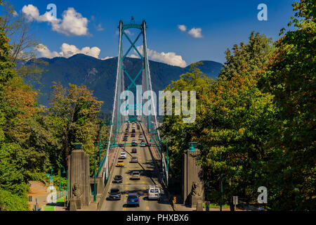 Famoso Lions Gate Bridge di sospensione o primo Narrows Bridge a Stanley Park a Vancouver, Canada con il traffico automobilistico Foto Stock