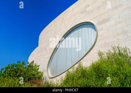 Pietra ovale dettaglio oppening cercando in interno cortile ombreggiato del Champalimaud Foundation advanced biomedical research center , Belem, Lisbona Foto Stock