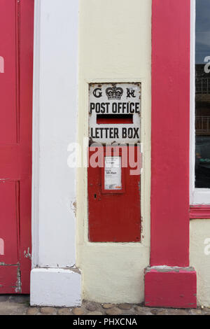 Red GR post box set in una parete in High Street , Kimbolton, Cambridgeshire, Regno Unito Foto Stock