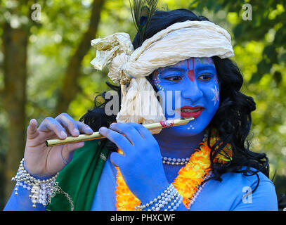 Watford Tempio. UK 2 Sett 2018 - Kushal vestito come Krishna alla celebrazione Janmashtami a Watford Tempio. Janmashtami è una celebrazione della nascita di Krishna, con decine di migliaia di persone che frequentano oltre due giorni a Watford tempio, ed è il più grande di tali eventi al di fuori dell India. Bhaktivedanta Manor comunemente noto come Watford Tempio fu donato al Hare Krishna circolazione nei primi anni settanta da ex Beatle George Harrison. Credito: Dinendra Haria/Alamy Live News Foto Stock