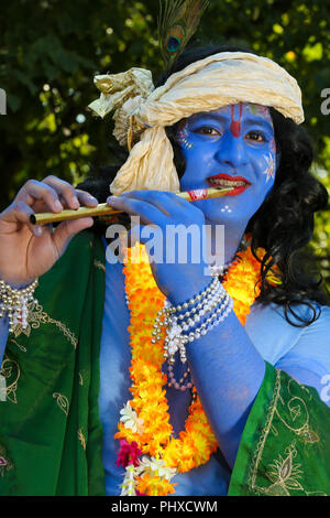 Watford Tempio. UK 2 Sett 2018 - Kushal vestito come Krishna alla celebrazione Janmashtami a Watford Tempio. Janmashtami è una celebrazione della nascita di Krishna, con decine di migliaia di persone che frequentano oltre due giorni a Watford tempio, ed è il più grande di tali eventi al di fuori dell India. Bhaktivedanta Manor comunemente noto come Watford Tempio fu donato al Hare Krishna circolazione nei primi anni settanta da ex Beatle George Harrison. Credito: Dinendra Haria/Alamy Live News Foto Stock