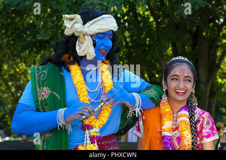 Watford Tempio. UK 2 Sett 2018 - Kushal vestito come Krishna e Shivani vestito come Radha alla celebrazione Janmashtami a Watford Tempio. Janmashtami è una celebrazione della nascita di Krishna, con decine di migliaia di persone che frequentano oltre due giorni a Watford tempio, ed è il più grande di tali eventi al di fuori dell India. Bhaktivedanta Manor comunemente noto come Watford Tempio fu donato al Hare Krishna circolazione nei primi anni settanta da ex Beatle George Harrison. Credito: Dinendra Haria/Alamy Live News Foto Stock