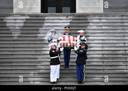 Washington, Stati Uniti d'America. 01 Sep, 2018. Lo Scrigno del senatore John McCain, R-Ariz., è portato verso il basso le fasi di U.S. Campidoglio in Washington, DC il Sabato, Settembre 01, 2018 a Washington, DC Credito: Marvin Giuseppe/Piscina via CNP | Utilizzo di credito in tutto il mondo: dpa/Alamy Live News Foto Stock