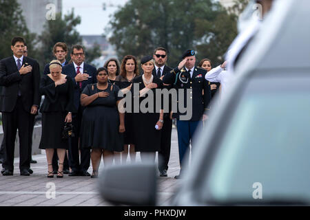 Membri della famiglia McCain guarda il servizio comune dei membri di un militare team scrigno di trasportare lo scrigno del senatore John McCain dal Campidoglio US per un per il giro della Papamobile che sarà lui il traghetto per un servizio funebre presso la Cattedrale Nazionale di Washington, DC, Stati Uniti d'America, 01 settembre 2018. McCain è morto il 25 agosto, 2018 da cancro al cervello nel suo ranch a Sedona, in Arizona, Stati Uniti. Egli era un veterano della Guerra del Vietnam, servito due termini nella Camera dei rappresentanti degli Stati Uniti, e fu eletto a cinque termini nel senato degli Stati Uniti. McCain anche corse per il presidente due volte ed era il candidato repubblicano in 2008. Credito: Jim LoScalzo/Piscina via C Foto Stock