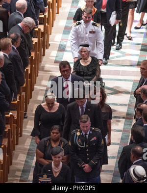 Washington, Stati Uniti d'America. 01 Sep, 2018. Roberta McCain, 106, centro, viene spinto nella sua sedia a rotelle dal nipote Giovanni S. McCain, IV, superiore, come ella partecipa alla recessional terminando il memoriale di servizio per il ritardo di Stati Uniti il senatore John McCain S., III (repubblicano di Arizona) nella Cattedrale Nazionale di Washington a Washington, DC il Sabato, 1 settembre 2018. Credito: Ron Sachs/CNP (restrizione: NO New York o New Jersey o giornali quotidiani nel raggio di 75 miglia da New York City) | utilizzo del credito in tutto il mondo: dpa/Alamy Live News Foto Stock