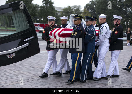 1 settembre 2018 - Washington, Distretto di Columbia, Stati Uniti - Servizio comune dei membri di un militare team scrigno di trasportare lo scrigno del senatore John McCain dal Campidoglio US per un per il giro della Papamobile che sarà lui il traghetto per un servizio funebre presso la Cattedrale Nazionale di Washington, DC, Stati Uniti d'America, 01 settembre 2018. McCain è morto il 25 agosto, 2018 da cancro al cervello nel suo ranch a Sedona, in Arizona, Stati Uniti. Egli era un veterano della Guerra del Vietnam, servito due termini nella Camera dei rappresentanti degli Stati Uniti, e fu eletto a cinque termini nel senato degli Stati Uniti. McCain anche corse per il presidente due volte ed era il candidato repubblicano in 2008 (credito Foto Stock