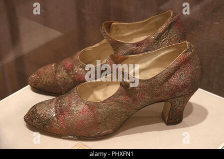 La città di New York, New York, Stati Uniti d'America. 2 Sep, 2018. Mary Jane scarpe maker non identificato, ca.1926, fatto di seta e metallico tessuto modellato, goffrato metallo pulsanti, visto nella mostra "camminare in questo modo' scarpe da Stuart Weitzman collezione tenutosi presso la New York Historical Society. Credito: Nancy Kaszerman/ZUMA filo/Alamy Live News Foto Stock