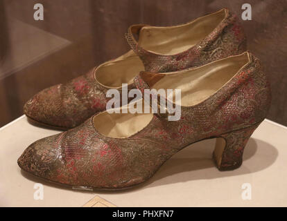 La città di New York, New York, Stati Uniti d'America. 2 Sep, 2018. Mary Jane scarpe maker non identificato, ca.1926, fatto di seta e metallico tessuto modellato, goffrato metallo pulsanti, visto nella mostra "camminare in questo modo' scarpe da Stuart Weitzman collezione tenutosi presso la New York Historical Society. Credito: Nancy Kaszerman/ZUMA filo/Alamy Live News Foto Stock