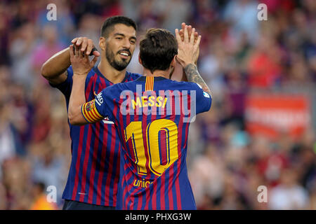 Barcellona, Spagna. 02Sep, 2018. Il 2 settembre 2018, il Camp Nou, Barcellona, Spagna; La Liga calcio, Barcelona versus SD Huesca; Messi e Suarez per celebrare il sesto obiettivo per il FC Barcelona Credit: UKKO Immagini/Alamy Live News Foto Stock