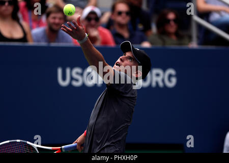 New York, Stati Uniti. 02Sep, 2018. Flushing Meadows, New York - 2 Settembre 2018: US Open Tennis: Numero 9 seme, Dominic Thiem dell'Austria in azione contro Kevin Anderson del Sud Africa durante il loro quarto round corrisponde a US Open a Flushing Meadows, New York. Thiem ha vinto in retta fissa. Credito: Adam Stoltman/Alamy Live News Foto Stock