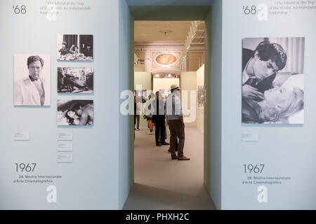 Venezia, Italia. 2 Sep, 2018. Visitatori visualizza una mostra di fotografie sulla storia del Festival del Cinema di Venezia durante il 75° Festival del Cinema di Venezia a Venezia, Italia, Sett. 2, 2018. Credito: Cheng Tingting/Xinhua/Alamy Live News Foto Stock