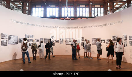 Venezia, Italia. 2 Sep, 2018. Visitatori visualizza una mostra di fotografie sulla storia del Festival del Cinema di Venezia durante il 75° Festival del Cinema di Venezia a Venezia, Italia, Sett. 2, 2018. Credito: Cheng Tingting/Xinhua/Alamy Live News Foto Stock