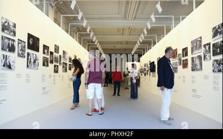 Venezia, Italia. 2 Sep, 2018. Visitatori visualizza una mostra di fotografie sulla storia del Festival del Cinema di Venezia durante il 75° Festival del Cinema di Venezia a Venezia, Italia, Sett. 2, 2018. Credito: Cheng Tingting/Xinhua/Alamy Live News Foto Stock