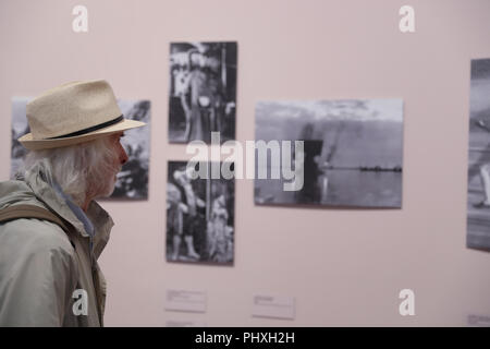 Venezia, Italia. 2 Sep, 2018. Un visitatore visualizza una mostra di fotografie sulla storia del Festival del Cinema di Venezia durante il 75° Festival del Cinema di Venezia a Venezia, Italia, Sett. 2, 2018. Credito: Cheng Tingting/Xinhua/Alamy Live News Foto Stock