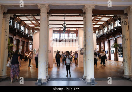 Venezia, Italia. 2 Sep, 2018. Visitatori visualizza una mostra di fotografie sulla storia del Festival del Cinema di Venezia durante il 75° Festival del Cinema di Venezia a Venezia, Italia, Sett. 2, 2018. Credito: Cheng Tingting/Xinhua/Alamy Live News Foto Stock