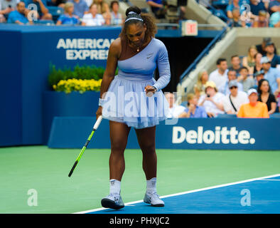 2 settembre 2018 - Serena Williams degli Stati Uniti in azione durante il suo quarto round in abbinamento al 2018 US Open Grand Slam torneo di tennis. New York, Stati Uniti d'America. Settembre 02th, 2018. Credit: AFP7/ZUMA filo/Alamy Live News Foto Stock