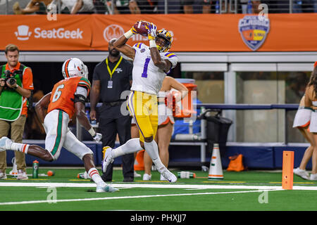 Arlington, Texas, Stati Uniti d'America. 02Sep, 2018. La LSU Tigers wide receiver Ja'Marr Chase (1)le catture di un lungo passaggio durante il NCAA Advocare classica partita di calcio tra la University of Miami Hurricanes e l'Università dello stato della Louisiana Tigers di AT&T Stadium di Arlington, Texas. Michael Dorn/CSM/Alamy Live News Foto Stock