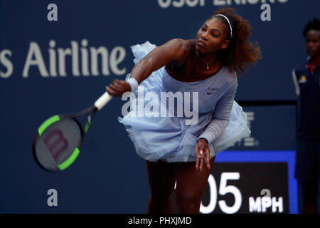 New York, Stati Uniti. 02Sep, 2018. Flushing Meadows, New York - 2 Settembre 2018: US Open Tennis: Serena Williams che serve a Kala Kanepi di Estonia durante il loro quarto round corrisponde a US Open a Flushing Meadows, New York. Williams ha vinto in tre set. Credito: Adam Stoltman/Alamy Live News Foto Stock