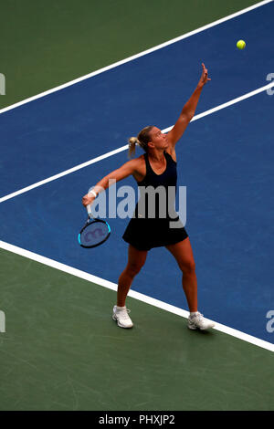 New York, Stati Uniti. 02Sep, 2018. Flushing Meadows, New York - 2 Settembre 2018: US Open Tennis: Kala Kanepi di Estonia serve a Serena Williams durante il loro quarto round corrisponde a US Open a Flushing Meadows, New York. Williams ha vinto in tre set. Credito: Adam Stoltman/Alamy Live News Foto Stock