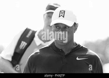 In bianco e nero. 2 Sep, 2018. Tiger Woods, degli Stati Uniti, passeggiate al XVI scatola a t nel corso del terzo giro di PGA Dell Tecnologie del campo da golf da campionato torneo tenutasi a TPC Boston di Norton, MA. Eric Canha/Cal Sport Media.(NOTA DELL'EDITORE: Questa immagine è stata convertita in bianco e nero. Credito: csm/Alamy Live News Foto Stock