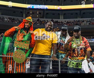 Arlington, Texas, Stati Uniti d'America. 02Sep, 2018. Ventole tifare per la loro squadra durante il NCAA Advocare classica partita di calcio tra la University of Miami Hurricanes e l'Università dello stato della Louisiana Tigers di AT&T Stadium di Arlington, Texas. Michael Dorn/CSM/Alamy Live News Foto Stock