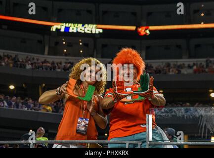 Arlington, Texas, Stati Uniti d'America. 02Sep, 2018. I fan di uragano tifare per la loro squadra durante il NCAA Advocare classica partita di calcio tra la University of Miami Hurricanes e l'Università dello stato della Louisiana Tigers di AT&T Stadium di Arlington, Texas. Michael Dorn/CSM/Alamy Live News Foto Stock