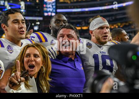 Arlington, Texas, Stati Uniti d'America. 02Sep, 2018. Head Coach ed Orgeron e moglie Kelly Orgeron team e celebrare la loro vittoria sugli uragani di Miami dopo la classica Advocare partita di calcio tra la University of Miami Hurricanes e l'Università dello stato della Louisiana Tigers di AT&T Stadium di Arlington, Texas. Michael Dorn/CSM/Alamy Live News Foto Stock