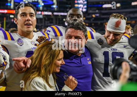 Arlington, Texas, Stati Uniti d'America. 02Sep, 2018. Head Coach ed Orgeron e moglie Kelly Orgeron team e celebrare la loro vittoria sugli uragani di Miami dopo la classica Advocare partita di calcio tra la University of Miami Hurricanes e l'Università dello stato della Louisiana Tigers di AT&T Stadium di Arlington, Texas. Michael Dorn/CSM/Alamy Live News Foto Stock