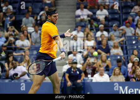 New York, Stati Uniti d'America. 2 Sep, 2018. Juan Martin Del Potro di Argentina colpisce un ritorno durante gli uomini singoli quarto round match contro Borna Coric della Croazia nel 2018 US Open in New York, Stati Uniti, Sett. 2, 2018. Del Potro Vince 3-0. Credito: Li Muzi/Xinhua/Alamy Live News Foto Stock
