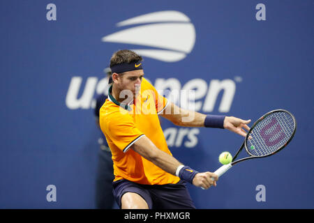 New York, Stati Uniti d'America. 2 Sep, 2018. Juan Martin Del Potro di Argentina colpisce un ritorno durante gli uomini singoli quarto round match contro Borna Coric della Croazia nel 2018 US Open in New York, Stati Uniti, Sett. 2, 2018. Del Potro Vince 3-0. Credito: Li Muzi/Xinhua/Alamy Live News Foto Stock