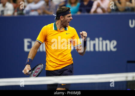 New York, Stati Uniti d'America. 2 Sep, 2018. Juan Martin Del Potro di Argentina celebra durante gli uomini singoli quarto round match contro Borna Coric della Croazia nel 2018 US Open in New York, Stati Uniti, Sett. 2, 2018. Del Potro Vince 3-0. Credito: Li Muzi/Xinhua/Alamy Live News Foto Stock