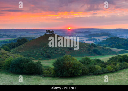 Colmers Hill, Bridport, Dorset, Regno Unito. Il 3 settembre 2018. Regno Unito Meteo. Un moody autunno sunrise a Colmers collina vicino a Bridport nel Dorset. Il Rising Sun che ha trasformato la nuvola arancione, presto è oscurato da una banca di nube spessa sopra l'orizzonte da un meteo statica parte anteriore sopra il sud ovest dell'Inghilterra. Credito Foto: Graham Hunt/Alamy Live News Foto Stock