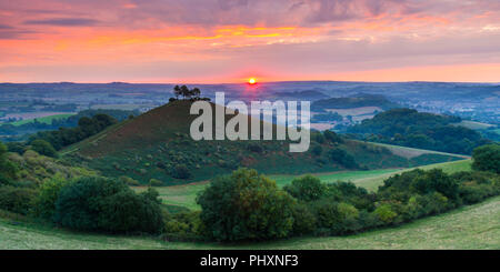 Colmers Hill, Bridport, Dorset, Regno Unito. Il 3 settembre 2018. Regno Unito Meteo. Un moody autunno sunrise a Colmers collina vicino a Bridport nel Dorset. Il Rising Sun che ha trasformato la nuvola arancione, presto è oscurato da una banca di nube spessa sopra l'orizzonte da un meteo statica parte anteriore sopra il sud ovest dell'Inghilterra. Credito Foto: Graham Hunt/Alamy Live News Foto Stock