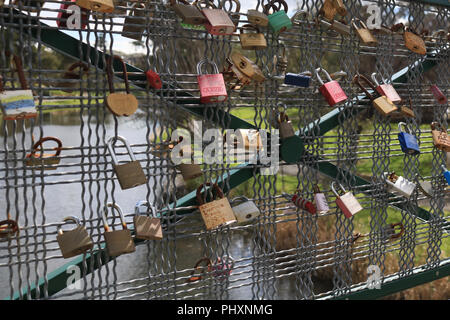 Adelaide Australia. Il 3 settembre 2018. Amore blocca continuano ad essere attaccato ad una passerella di Adelaide nonostante i rischi in termini di sicurezza e di pericolo per i pedoni e i ciclisti. I lucchetti ha cominciato a comparire sul ponte al di fuori dell'Università di Adelaide nei primi mesi del 2013 per innamorati che simboleggia il loro amore e il numero ha continuato a crescere Credito: amer ghazzal/Alamy Live News Foto Stock