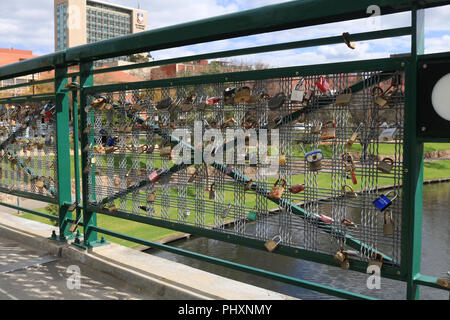 Adelaide Australia. Il 3 settembre 2018. Amore blocca continuano ad essere attaccato ad una passerella di Adelaide nonostante i rischi in termini di sicurezza e di pericolo per i pedoni e i ciclisti. I lucchetti ha cominciato a comparire sul ponte al di fuori dell'Università di Adelaide nei primi mesi del 2013 per innamorati che simboleggia il loro amore e il numero ha continuato a crescere Credito: amer ghazzal/Alamy Live News Foto Stock